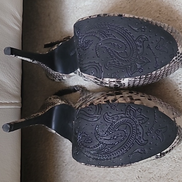 Shoes - Picture 4 of 4